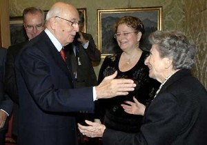 Il Presidente della Repubblica Giorgio Napolitano saluta la Sen. Baldina Di Vittorio accompagnata dalla figlia Silvia Berti.